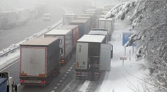 Kvůli hromadné nehodě byla celý den uzavřena dálnice D8, čtyři zranění
