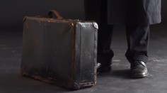 Ve skříni v Praze našli starý kufr. Ukrýval poklad milionové hodnoty 
