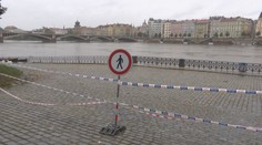 Plavání, surfování i plavba na člunu. Lidé při povodních riskují své životy