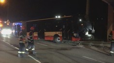 Autobus v Brně narazil do lampy. Zranilo se 11 lidí, tři z nich těžce