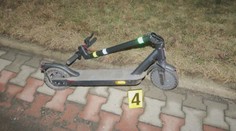 Tragická nehoda na Nymbursku. Muž na elektrokoloběžce havaroval, neměl přilbu