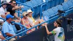 Tsitsipas nemohl podávat. Rušila ho žena, která napodobovala včelu