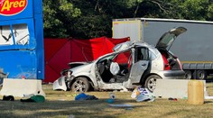 Vážná nehoda na D7: Auto vyletělo z dálnice, narazilo do totemu. Řidič zemřel
