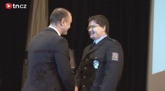 Policista pronásledoval zloděje, pak ho zachránil před utopením. Dostal cenu