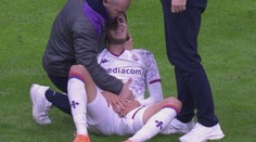 Au, to muselo bolet. Fotbalista Fiorentiny dostal kopačkou do intimních míst