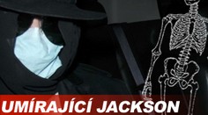 Umírající Jackson. S kloboukem, rouškou a celý zahalený