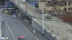 Řidiči si zkracují cestu podchodem, chodci nemají kam uhnout
