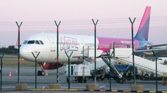 VIDEO: Dramatické přistání v Praze. Airbus zavadil o ranvej, zádí drhl o dráhu