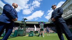 Ochranka na Wimbledonu se porvala před zraky diváků. Důvod je absurdní