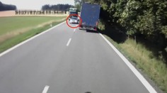 Agresivní řidič ohrozil auta v protisměru, kamioňáci to zachránili