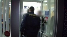 Ozbrojený lupič přepadl banku. Policii utekl
