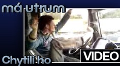 Tančící řidič kamionu má utrum. Chytili ho za volantem opilého