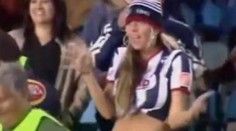 Fanynka předvedla striptýz přímo na stadionu. VIDEO