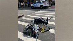 Šílenec jezdil po New Yorku na skútru a náhodně střílel po lidech