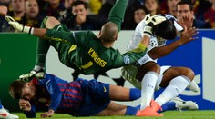 VIDEO: Gólman Barcelony sestřelil spoluhráče Piquého. Ten musel do nemocnice