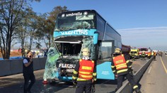 Na dálnici D8 se srazil kamion a autobus plný lidí! Sedm zraněných