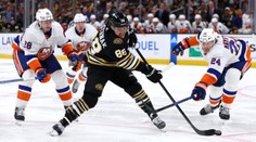 Pastrňák zářil a Boston srazil Islanders, triumf San Jose řídili Hertl a Zadina