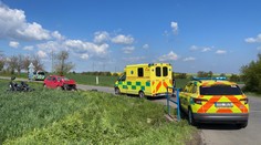 Čtyři zranění po nehodě za Prahou, motorkář má rozdrcenou nohu