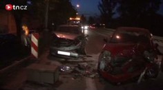 Bouračka v Praze: tři zranění a uzavřená silnice