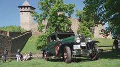 Dusot koní nahradily ty pod kapotou. Helfštýn rozhlučely motory veteránů