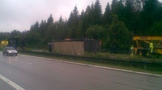 Na dálnici se převrátil kamion se skelnou vatou
