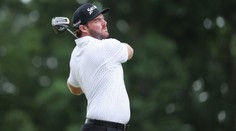 Golfista Murray řádil na US Open. Jednu hůl vzteky zlomil, další mrsknul do trávy
