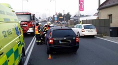 Čtyři nehody za 50 minut! Může to klouzat, varují hasiči