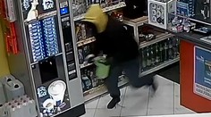 Neviděli jste ho? Lupič v Praze přepadl benzinku, prodavačku ohrožoval nožem