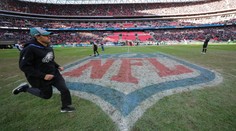 To je oraniště! Američtí fotbalisté zničili Tottenhamu hřiště