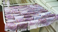 Mladíci vylovili z Dunaje 100 tisíc eur. Sušili je téměř všude!