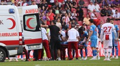 Sanitka na hřišti. Turecko se strachovalo o fotbalistu v bezvědomí