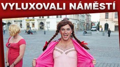 Muži jako uklízečky vyluxovali náměstí