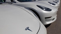 Tesla musí opravit chybu u milionu aut. Jejich okna můžou posádce drtit prsty