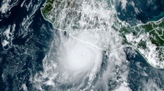 Nad oceánem zuří neobvykle silná bouře. Úřady se bojí katastrofického scénáře