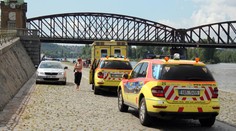 Na Rašínově nábřeží v Praze plavala za lodí mrtvola
