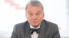 Primátor Svoboda šel na schůzi s černým kašlem. Poslancům to řekl až na konci