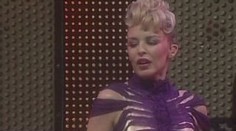 Kylie Minogue jako pavoučí žena