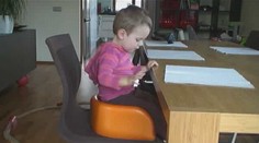 Mami, já už nechci klečet u stolu!