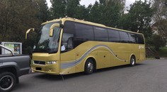 Řidič autobusu zkolaboval na dálnici u Jablonce, zaskočil za něj cestující!