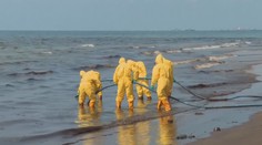 Unikající ropa zničila oblíbenou pláž. Náprava potrvá roky, prohlásil biolog