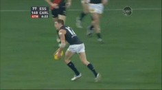 VIDEO: SENZACE v Australském fotbalu. VYŠPLHAL SI PRO MÍČ PO SOUPEŘI