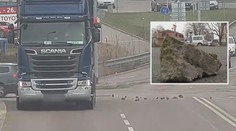 Z náklaďáku se na rušné křižovatce vysypalo kamení, řidič jel dál