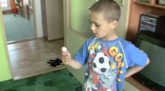 Malý Jakub místo lízátka cumlal nebezpečný silon