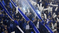 Peklo v Argentině. Fanoušci po špatných výsledcích zapálili fotbalistům auta