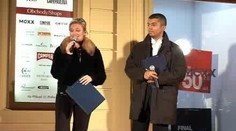 Po prvním rudém koberci šel Anglický král i velbloud - video
