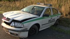 Další dva policisté bourali, jsou v nemocnici