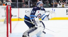 V NHL tekla krev. Brankáře Jets musel po ráně jako z děla ošetřovat lékař