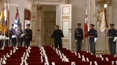Papež přijede už zítra. Stráž a vojáci nacvičovali na Hradě