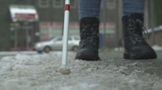 Nevidomí bojují s ledovkou a sněhem. Chodníky často nikdo neodhrnuje