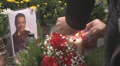 Slzy u hrobu Karla Gotta. Největší fanynka tam vyrazila už po půlnoci